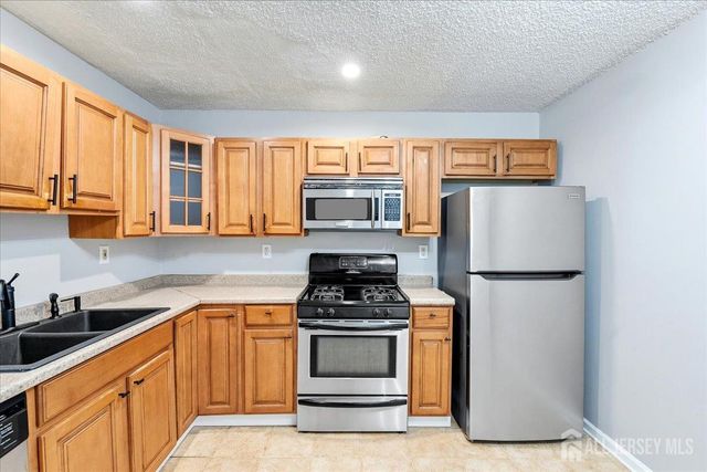 28 Boston Court, Newark, NJ 07103