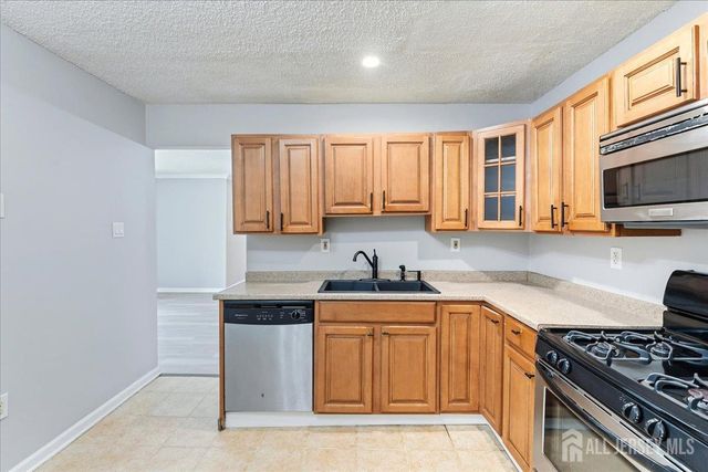 28 Boston Court, Newark, NJ 07103