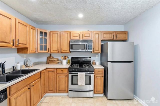 28 Boston Court, Newark, NJ 07103