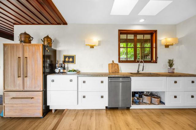 1854 Olinda Rd, Makawao, HI 96768