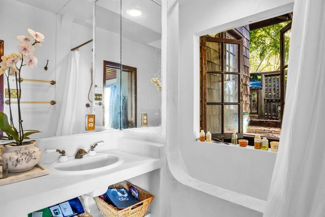 1854 Olinda Rd, Makawao, HI 96768