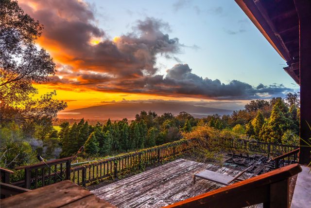 1854 Olinda Rd, Makawao, HI 96768