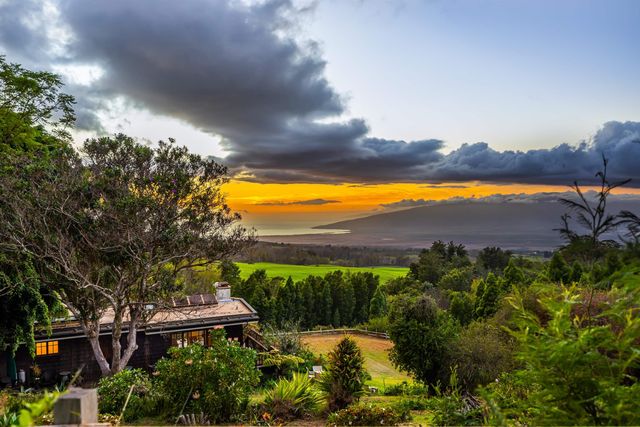 1854 Olinda Rd, Makawao, HI 96768