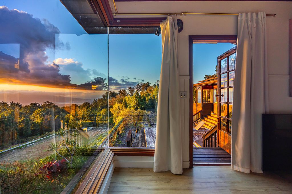 1854 Olinda Rd, Makawao, HI 96768