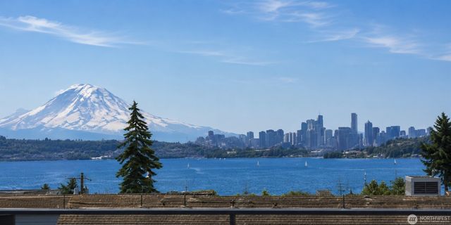 720 N 43rd St, Seattle, WA 98103