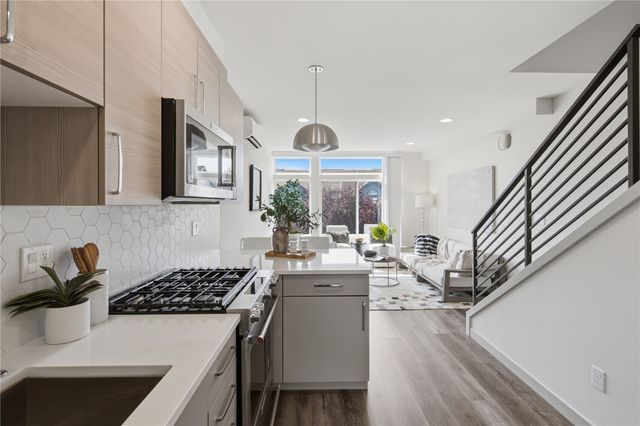 720 N 43rd St, Seattle, WA 98103