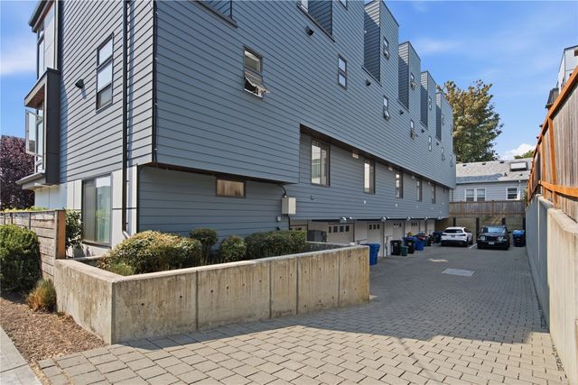 720 N 43rd St, Seattle, WA 98103