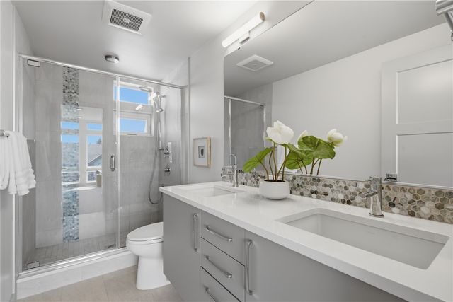 720 N 43rd St, Seattle, WA 98103