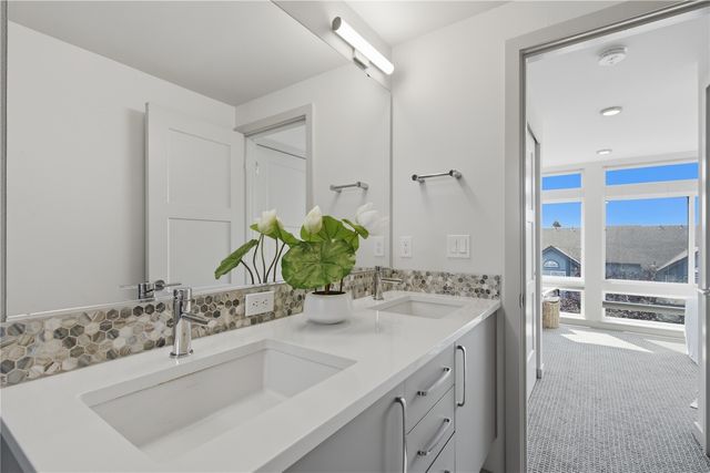 720 N 43rd St, Seattle, WA 98103