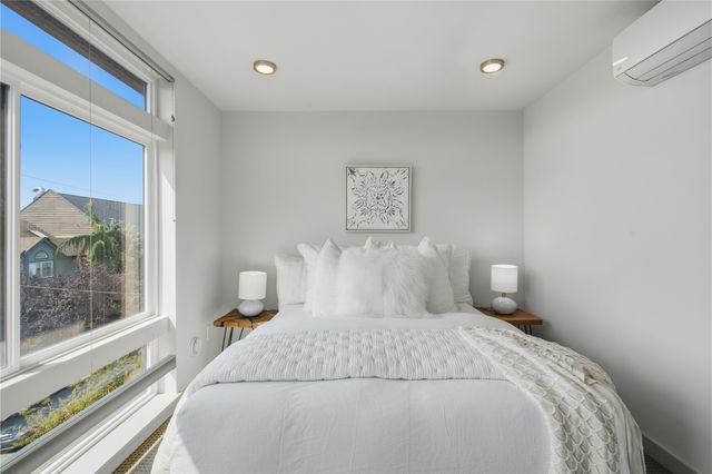 720 N 43rd St, Seattle, WA 98103