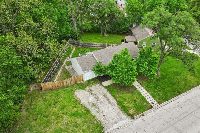 2400 Woodend Avenue, Kansas City, KS 66106