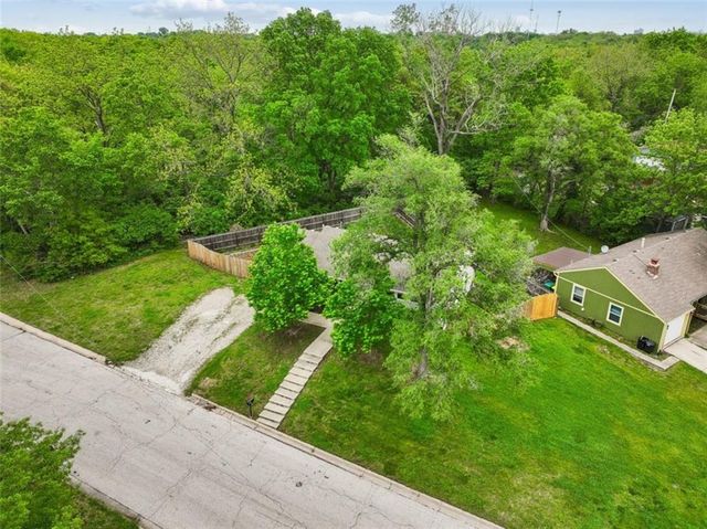 2400 Woodend Avenue, Kansas City, KS 66106