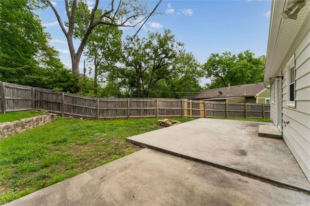 2400 Woodend Avenue, Kansas City, KS 66106