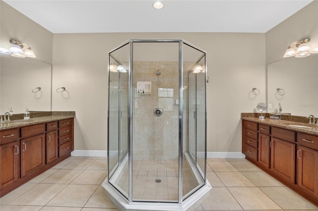 Image 33 of property listing at 7959 HAMPTON LAKE DRIVE, Tampa, FL 33647