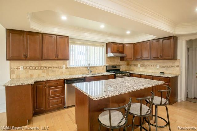 2238 Nadine Drive, Sterling Heights, MI 48310