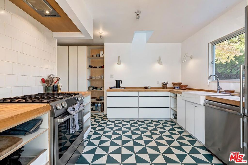 Image 10 of property listing at 4465 Don Miguel Drive, Los Angeles, CA 90008