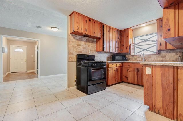 411 Burke, Pasadena, TX 77506