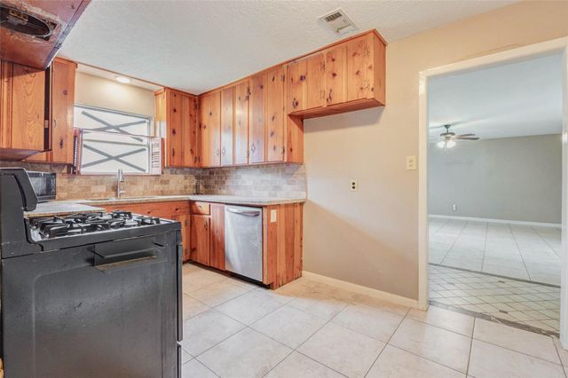 411 Burke, Pasadena, TX 77506