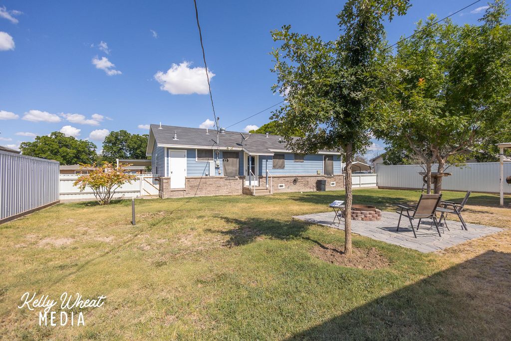 Image 10 of property listing at 805 N Maryland Avenue, Big Lake, TX 76932
