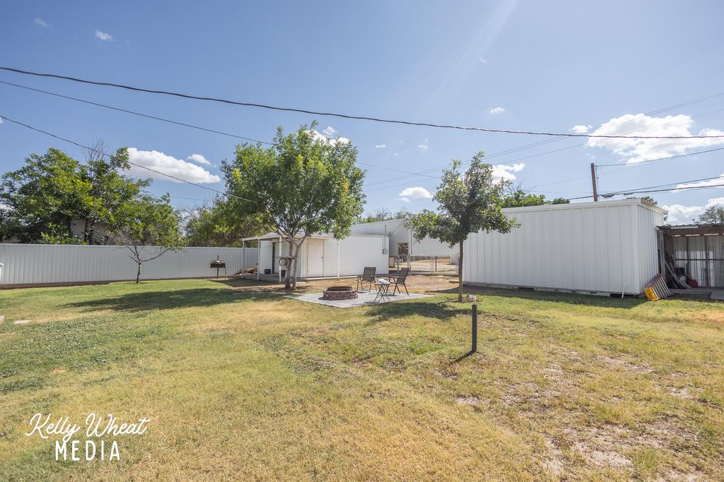 Image 11 of property listing at 805 N Maryland Avenue, Big Lake, TX 76932