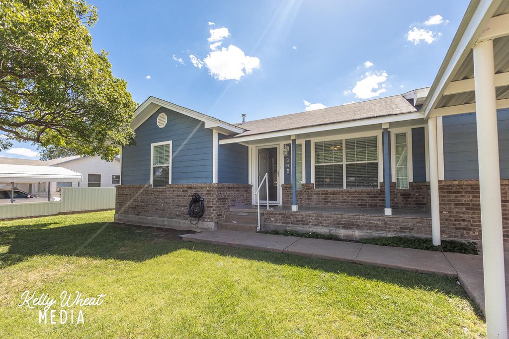 Image 2 of property listing at 805 N Maryland Avenue, Big Lake, TX 76932