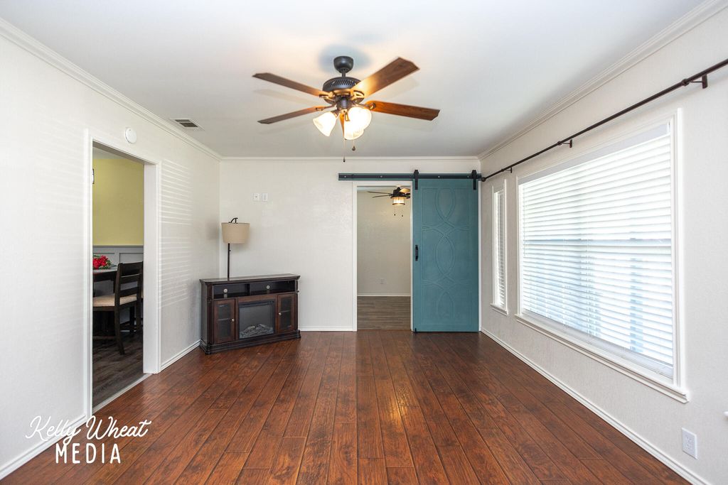 Image 3 of property listing at 805 N Maryland Avenue, Big Lake, TX 76932