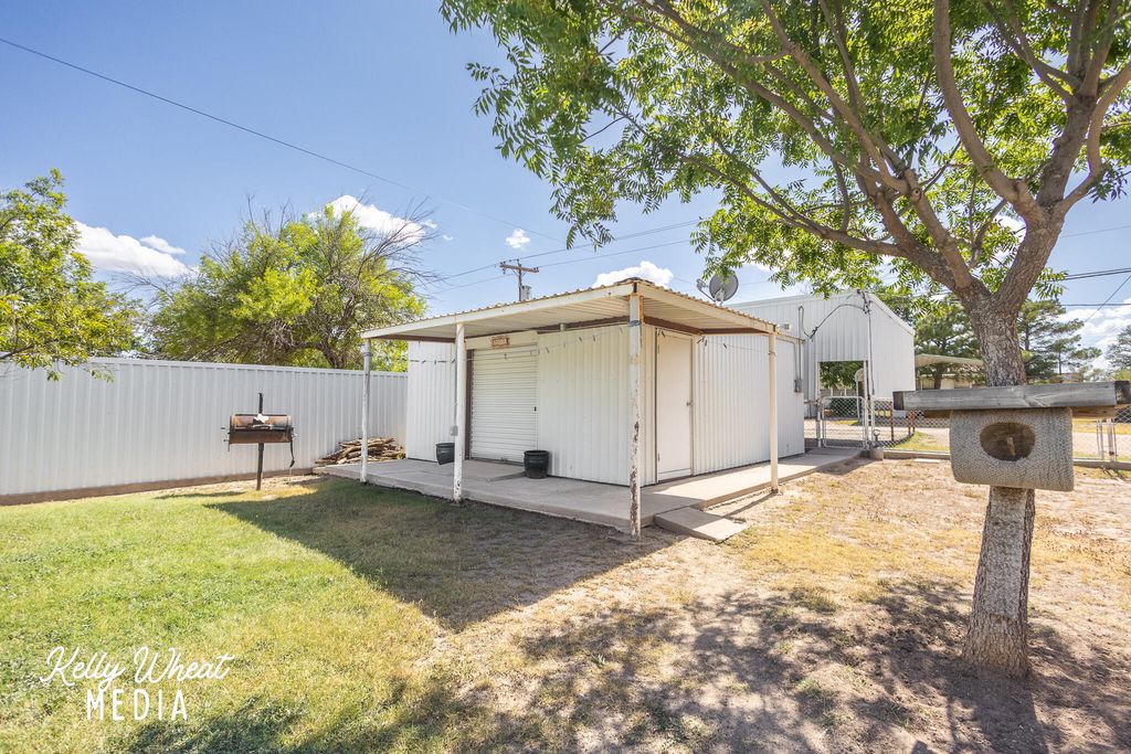 Image 8 of property listing at 805 N Maryland Avenue, Big Lake, TX 76932
