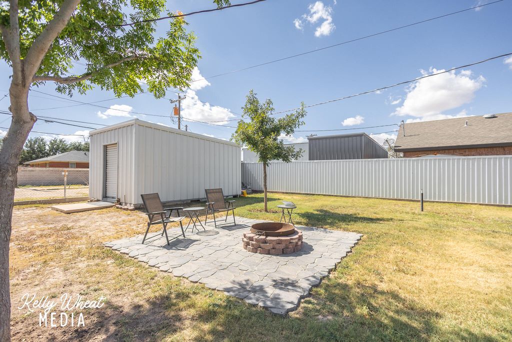 Image 9 of property listing at 805 N Maryland Avenue, Big Lake, TX 76932
