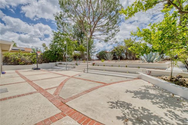 20516 Clark Street, Woodland Hills, CA 91367