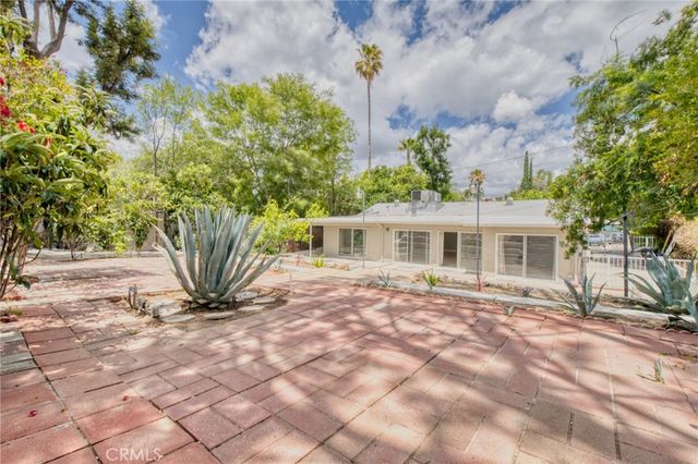 20516 Clark Street, Woodland Hills, CA 91367
