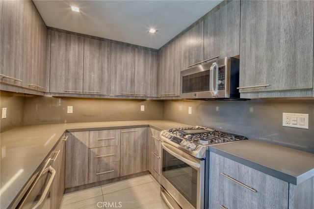20516 Clark Street, Woodland Hills, CA 91367