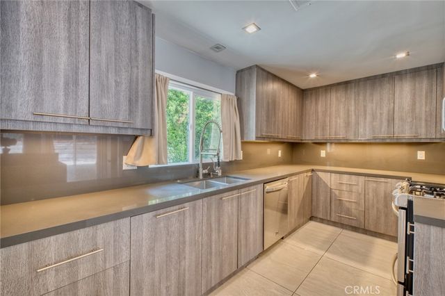 20516 Clark Street, Woodland Hills, CA 91367
