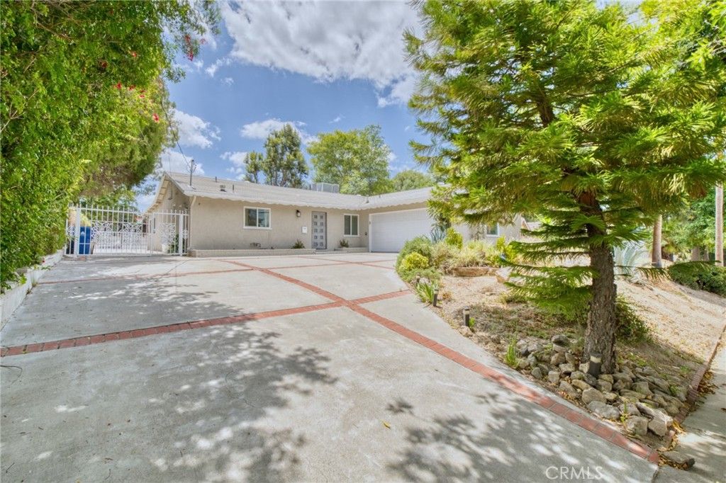 20516 Clark Street, Woodland Hills, CA 91367
