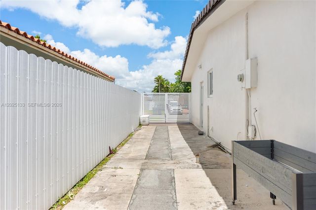 16820 NW 74th Ave, Hialeah, FL 33015