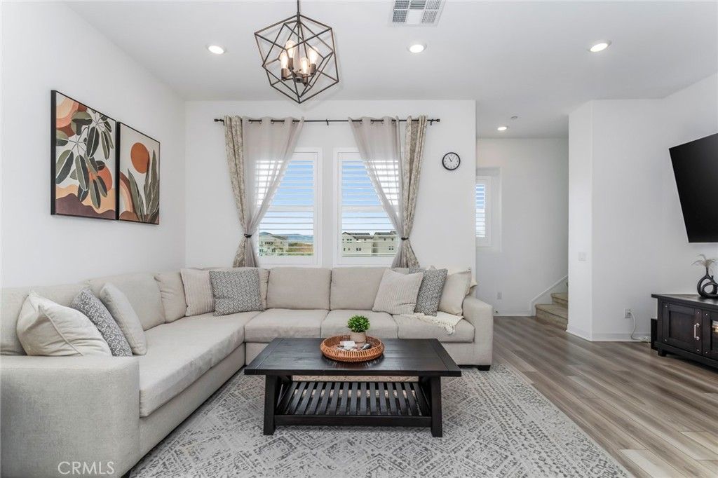 Image 13 of property listing at 27562 Sparrow Court, Valencia, CA 91381