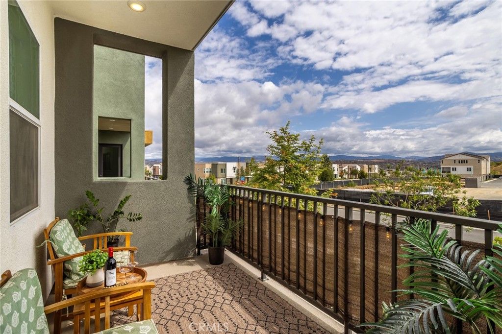 Image 15 of property listing at 27562 Sparrow Court, Valencia, CA 91381