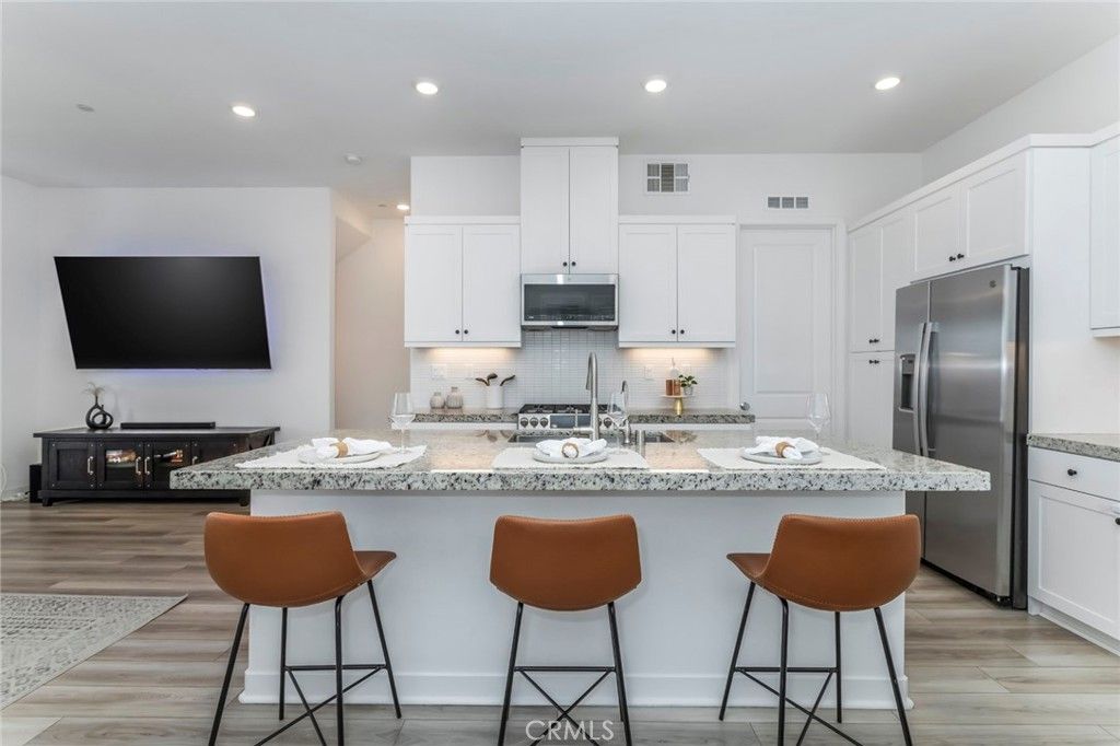 Image 22 of property listing at 27562 Sparrow Court, Valencia, CA 91381