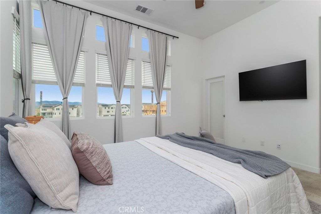 Image 28 of property listing at 27562 Sparrow Court, Valencia, CA 91381