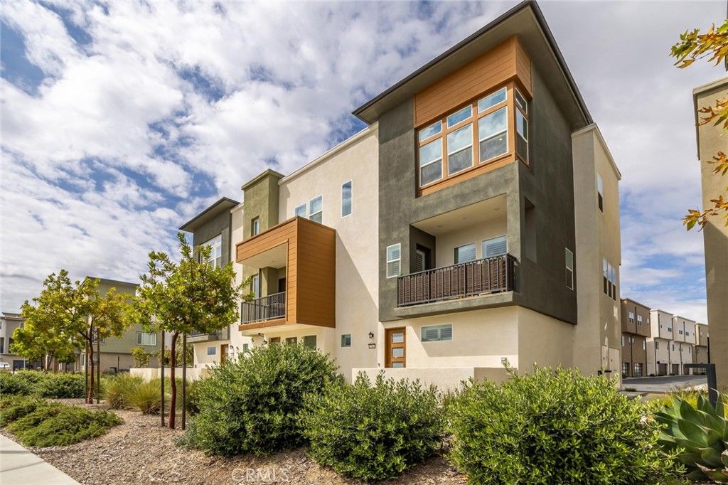 Image 3 of property listing at 27562 Sparrow Court, Valencia, CA 91381