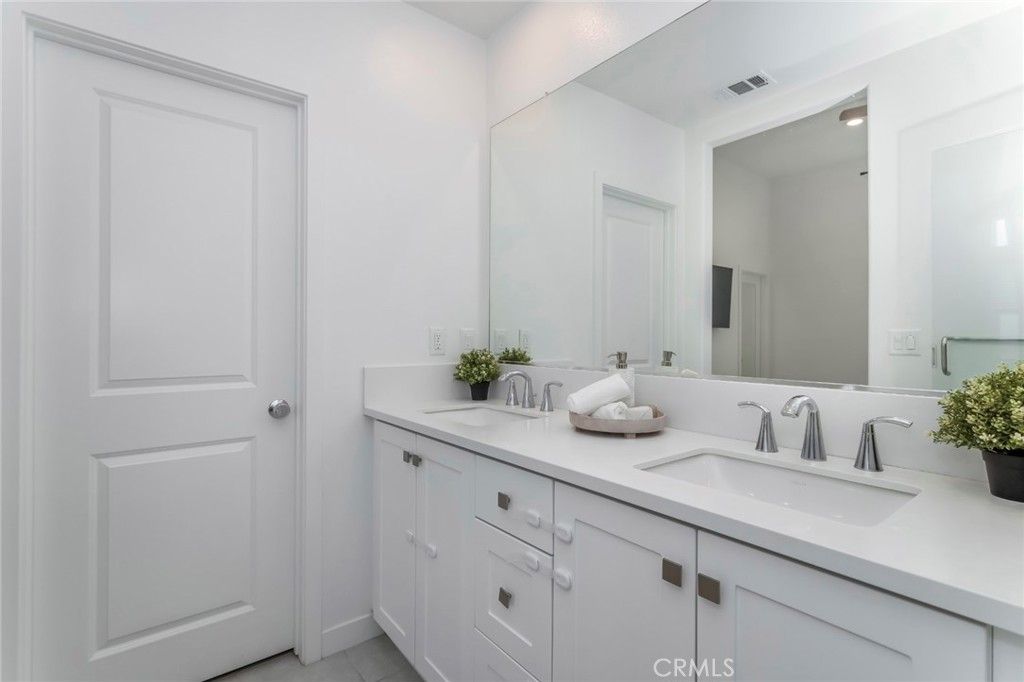 Image 31 of property listing at 27562 Sparrow Court, Valencia, CA 91381