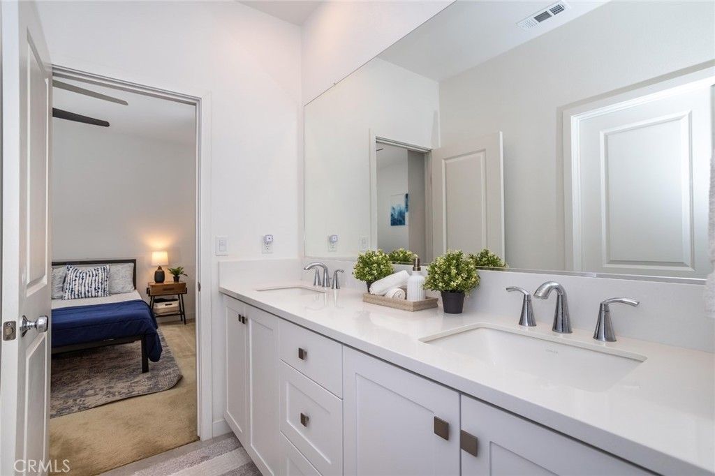 Image 34 of property listing at 27562 Sparrow Court, Valencia, CA 91381