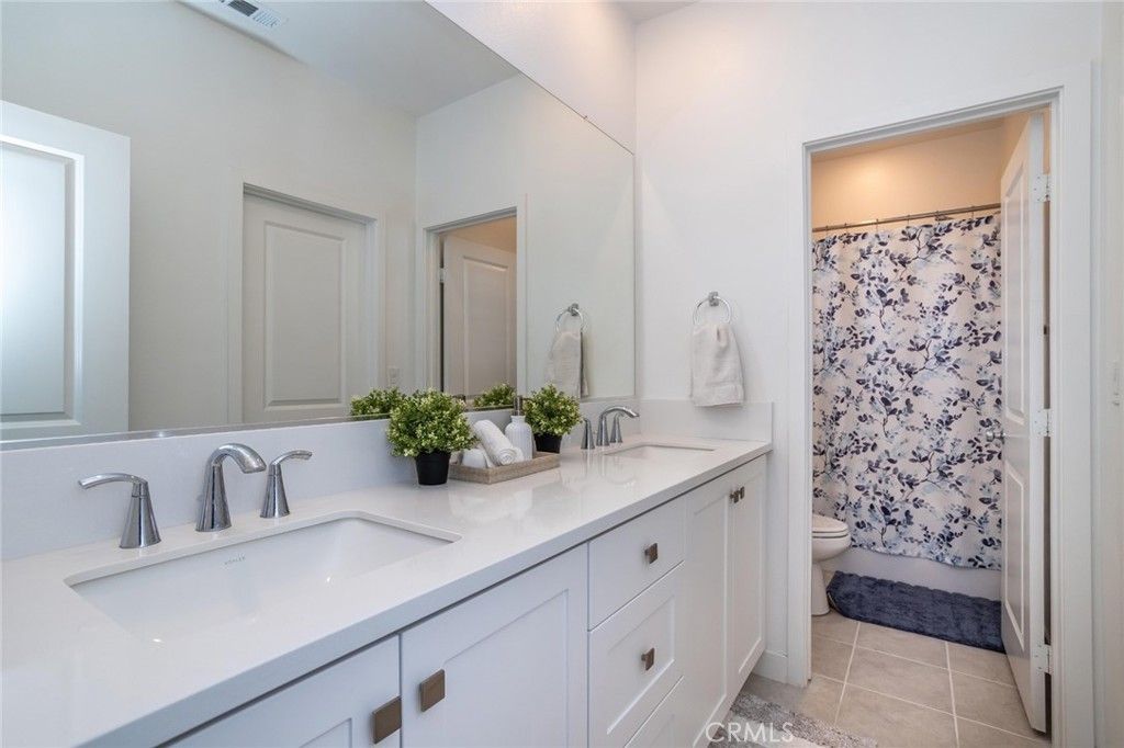 Image 35 of property listing at 27562 Sparrow Court, Valencia, CA 91381