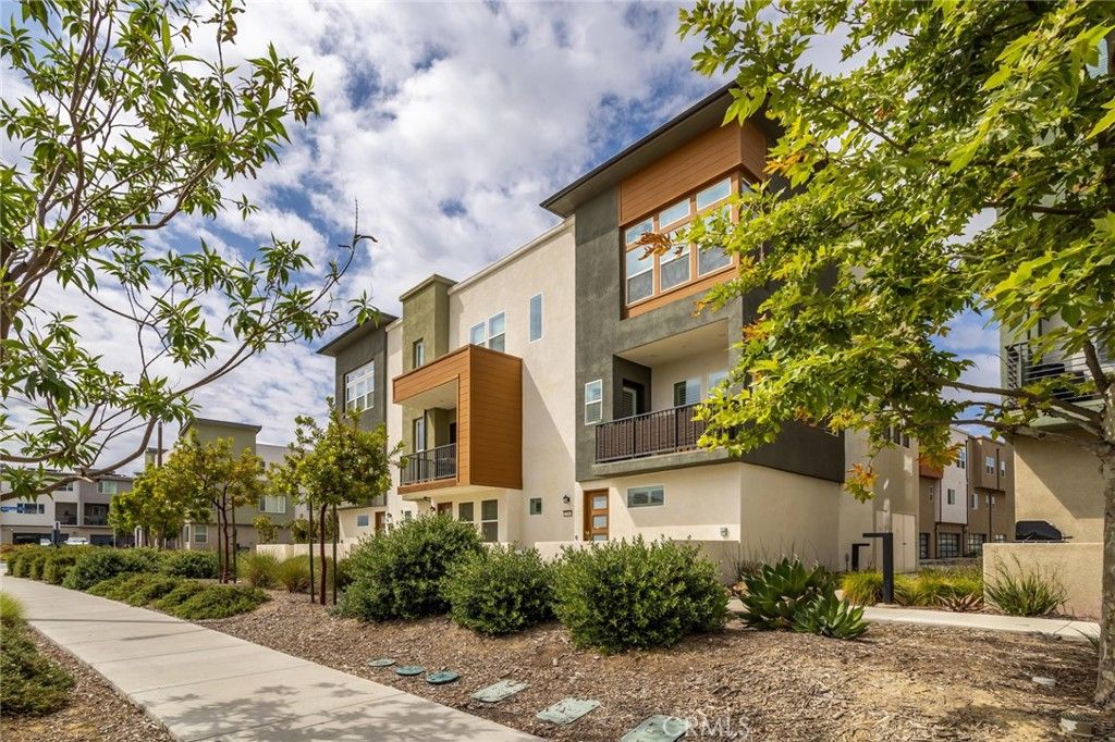 Image 4 of property listing at 27562 Sparrow Court, Valencia, CA 91381