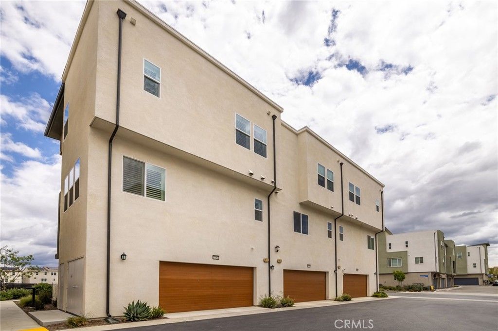 Image 40 of property listing at 27562 Sparrow Court, Valencia, CA 91381