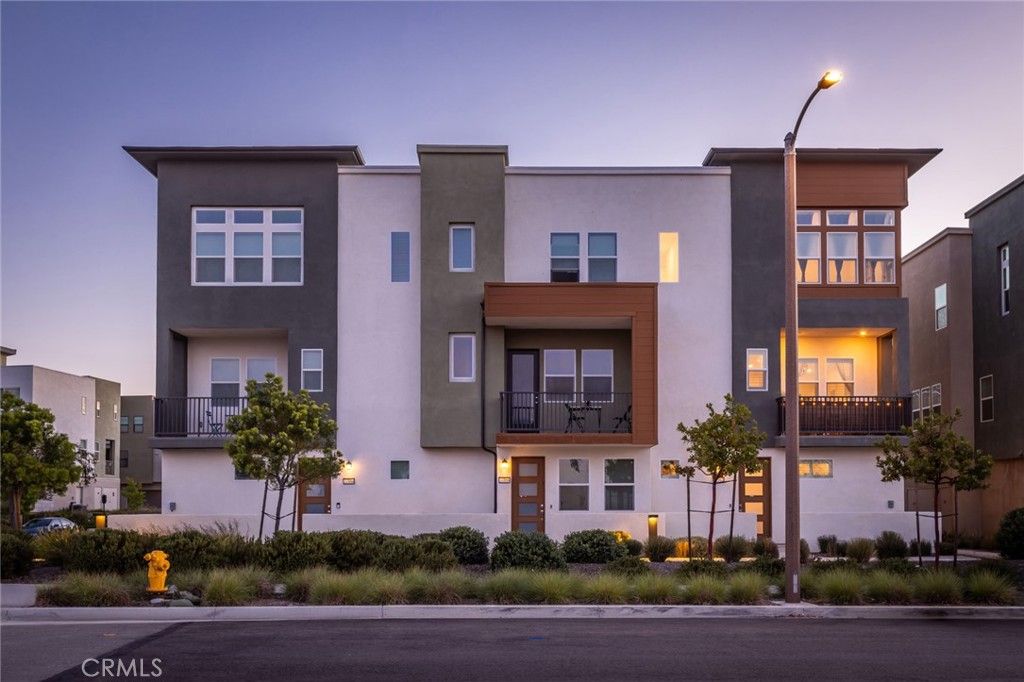 Image 46 of property listing at 27562 Sparrow Court, Valencia, CA 91381