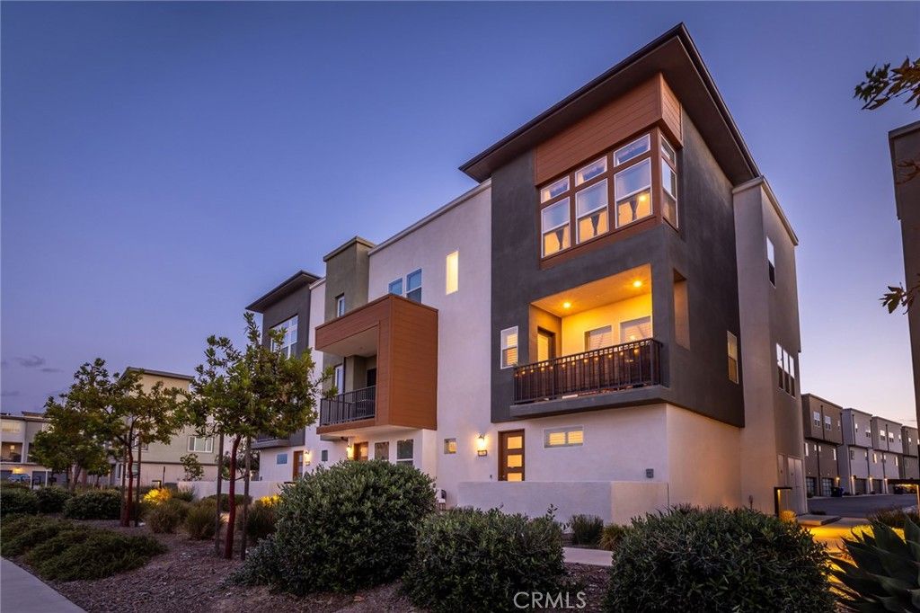 Image 47 of property listing at 27562 Sparrow Court, Valencia, CA 91381