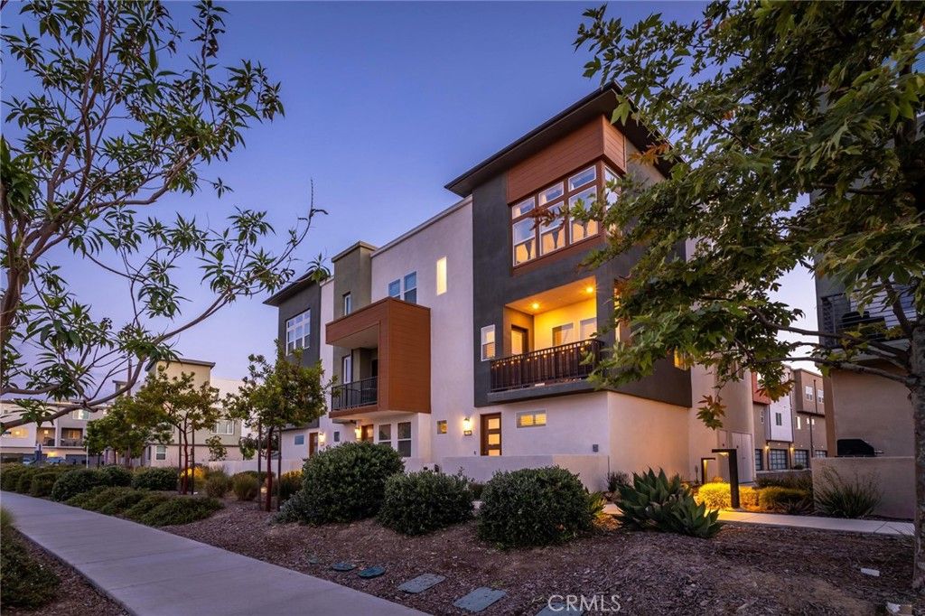 Image 48 of property listing at 27562 Sparrow Court, Valencia, CA 91381