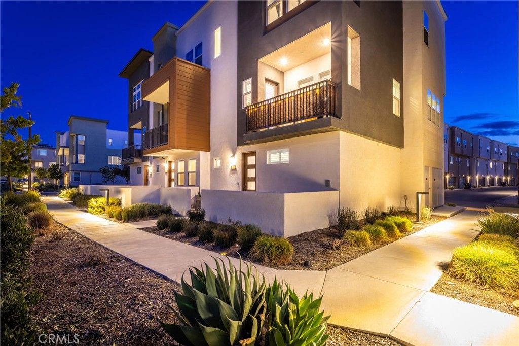 Image 58 of property listing at 27562 Sparrow Court, Valencia, CA 91381