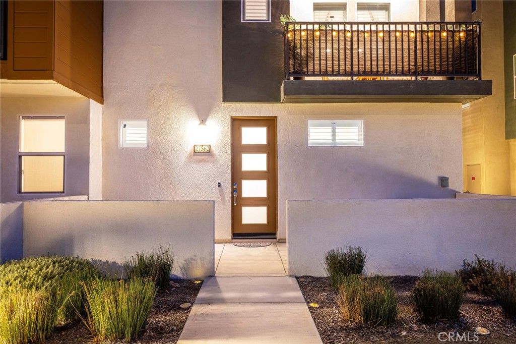 Image 59 of property listing at 27562 Sparrow Court, Valencia, CA 91381