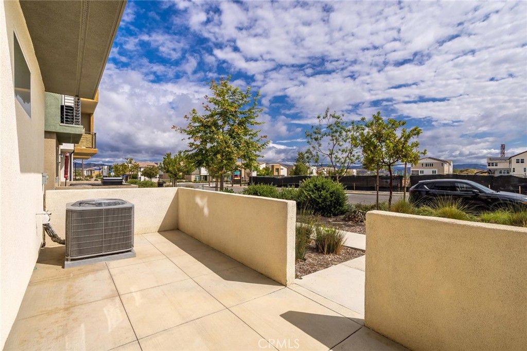 Image 8 of property listing at 27562 Sparrow Court, Valencia, CA 91381